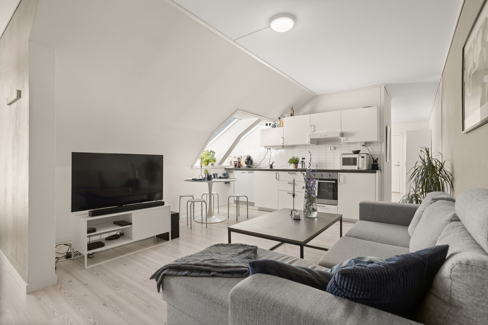 Entré, gang, stue og kjøkken - ca 37 kvm. Pen leilighet med praktisk planløsning og god standard! Galleribilde