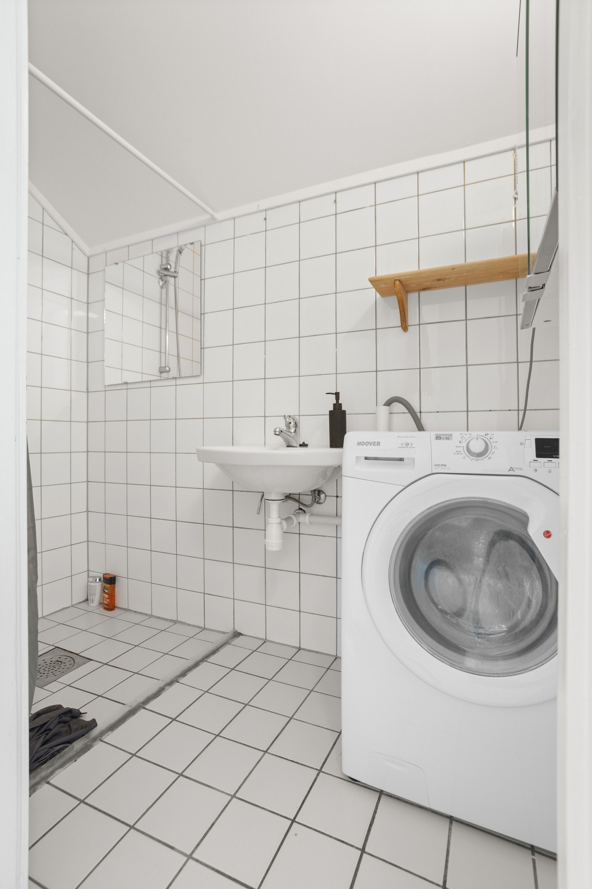 Bad - ca 2,5 kvm. Flislagte overflater med varme i gulv. Galleribilde