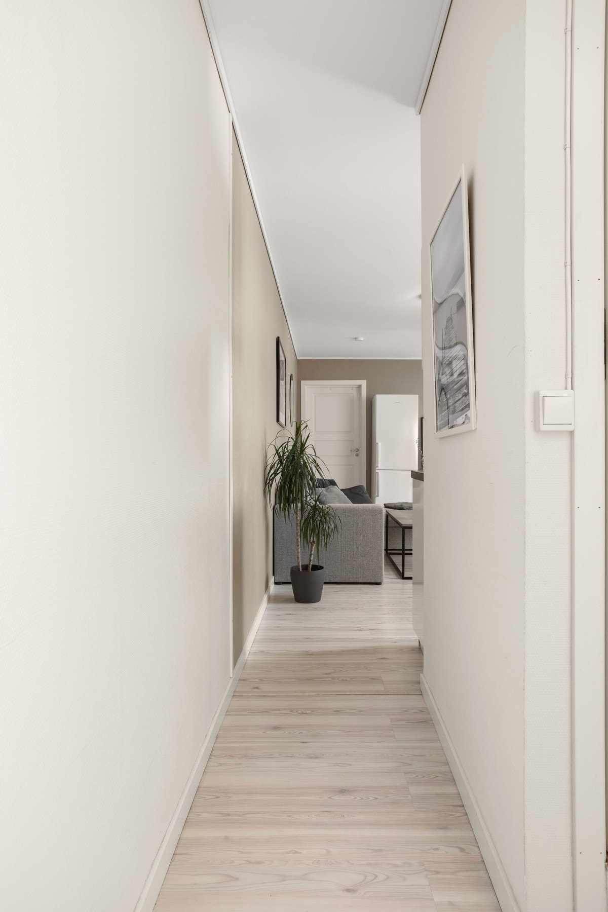 Fra stuen er det gang til sofakrok, soverom, bad, WC og bod Galleribilde