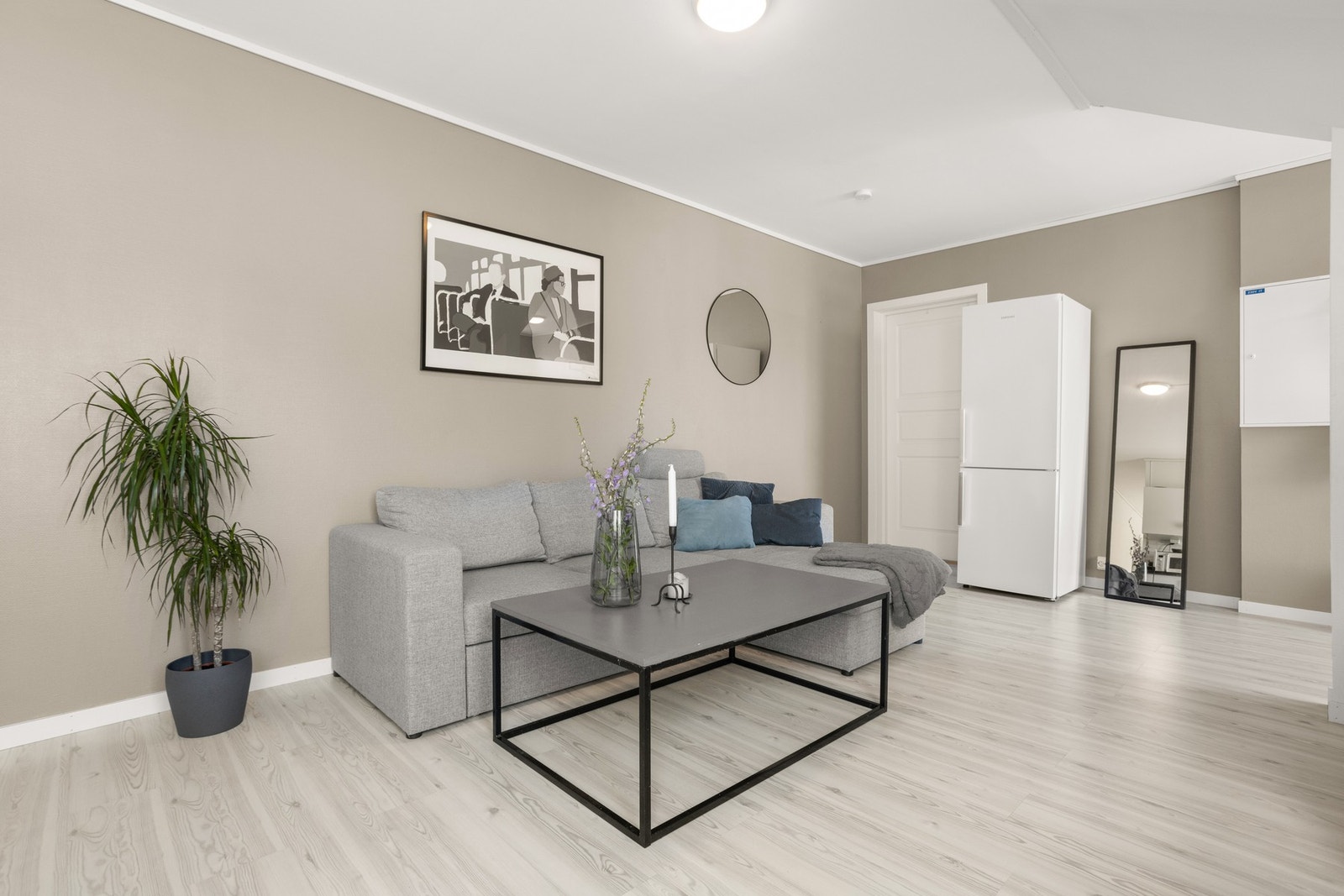 Leiligheten er holdt i lyse og delikate farger Galleribilde