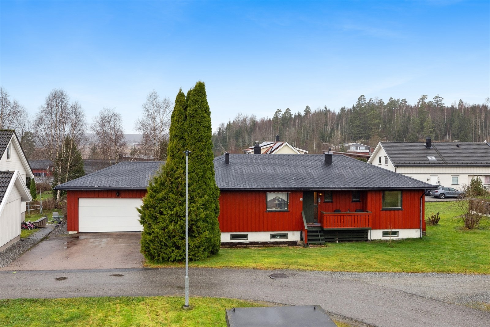 Sjarmerende enebolig over 2 plan med garasje og stor gressplen. Galleribilde