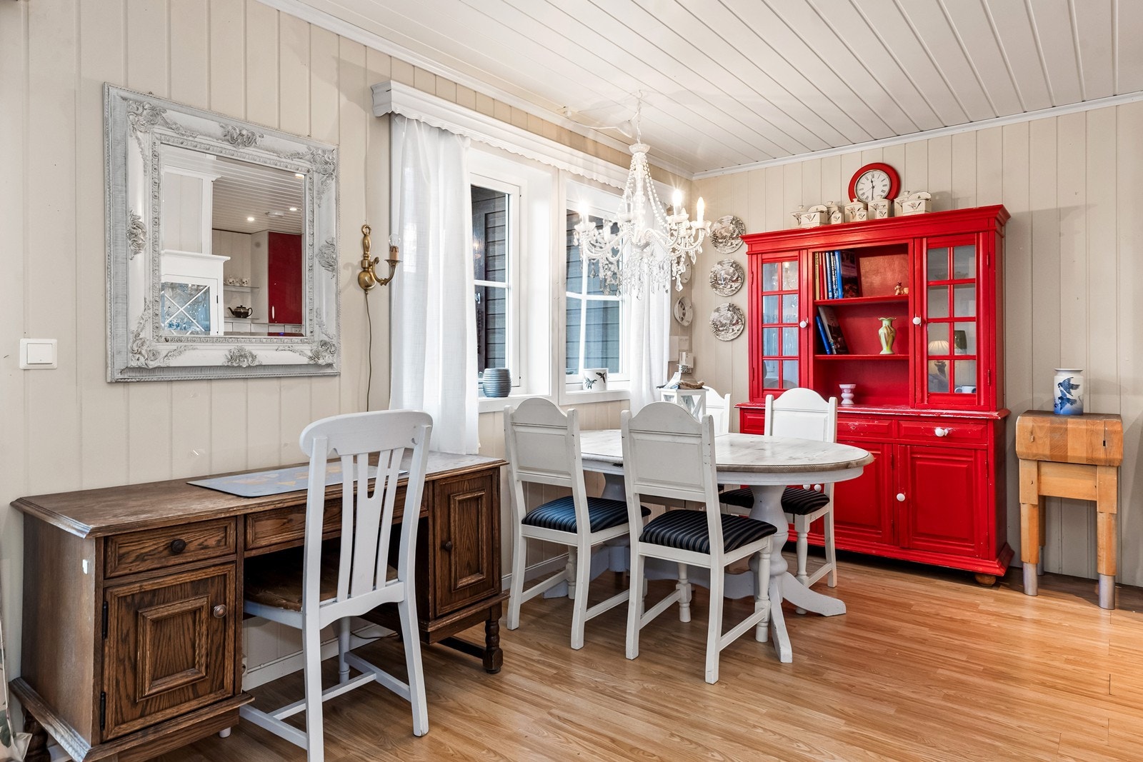 Kjøkkenet har god plass til en hyggelig spisegruppe Galleribilde