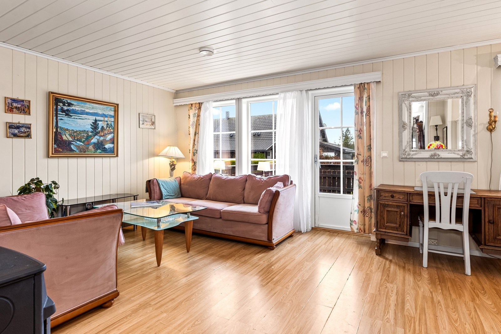 Stuen har store vindusflater som gir rikelig med naturlig lys Galleribilde