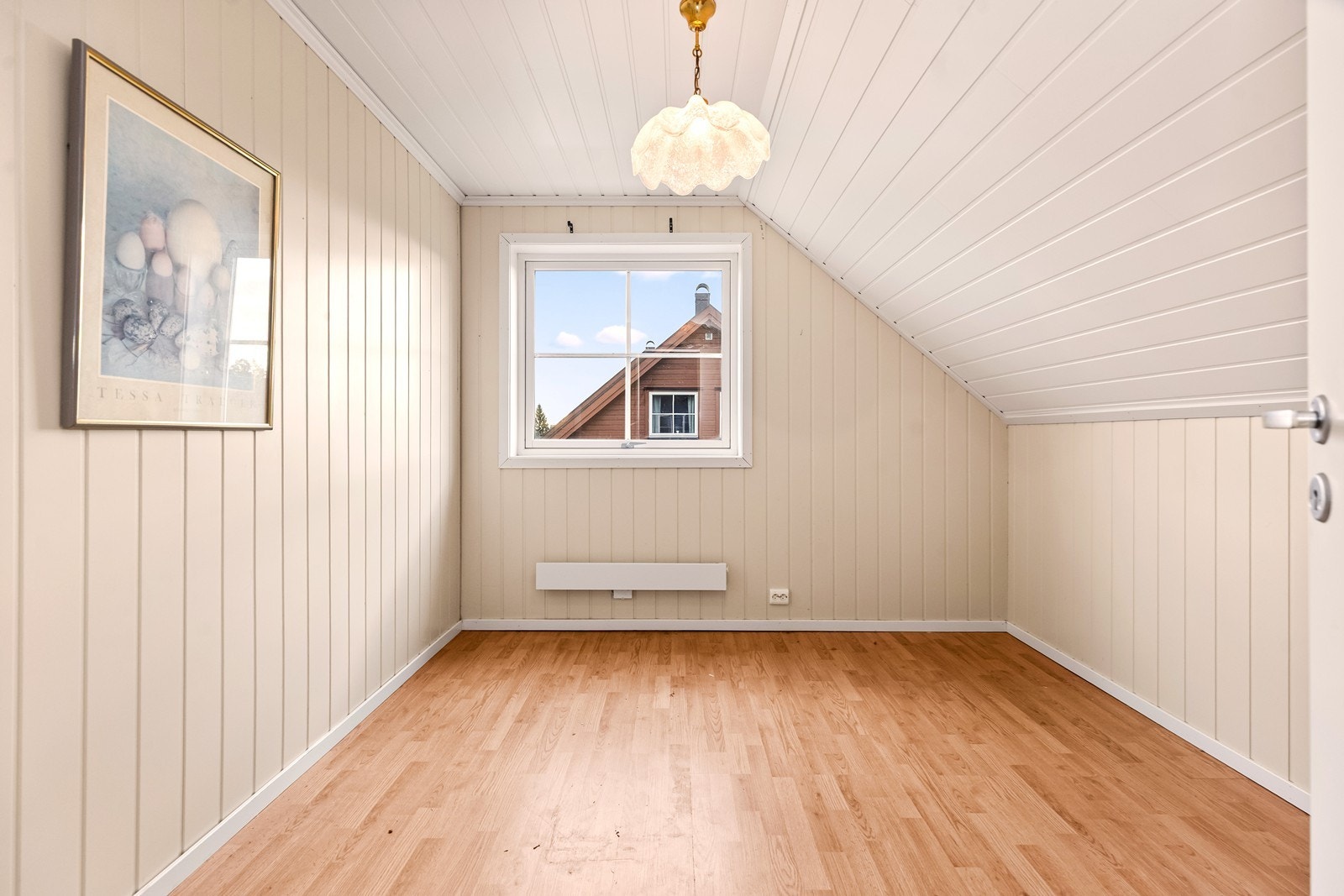 Soverommene har god plass til både dobbeltseng og oppbevaring Galleribilde