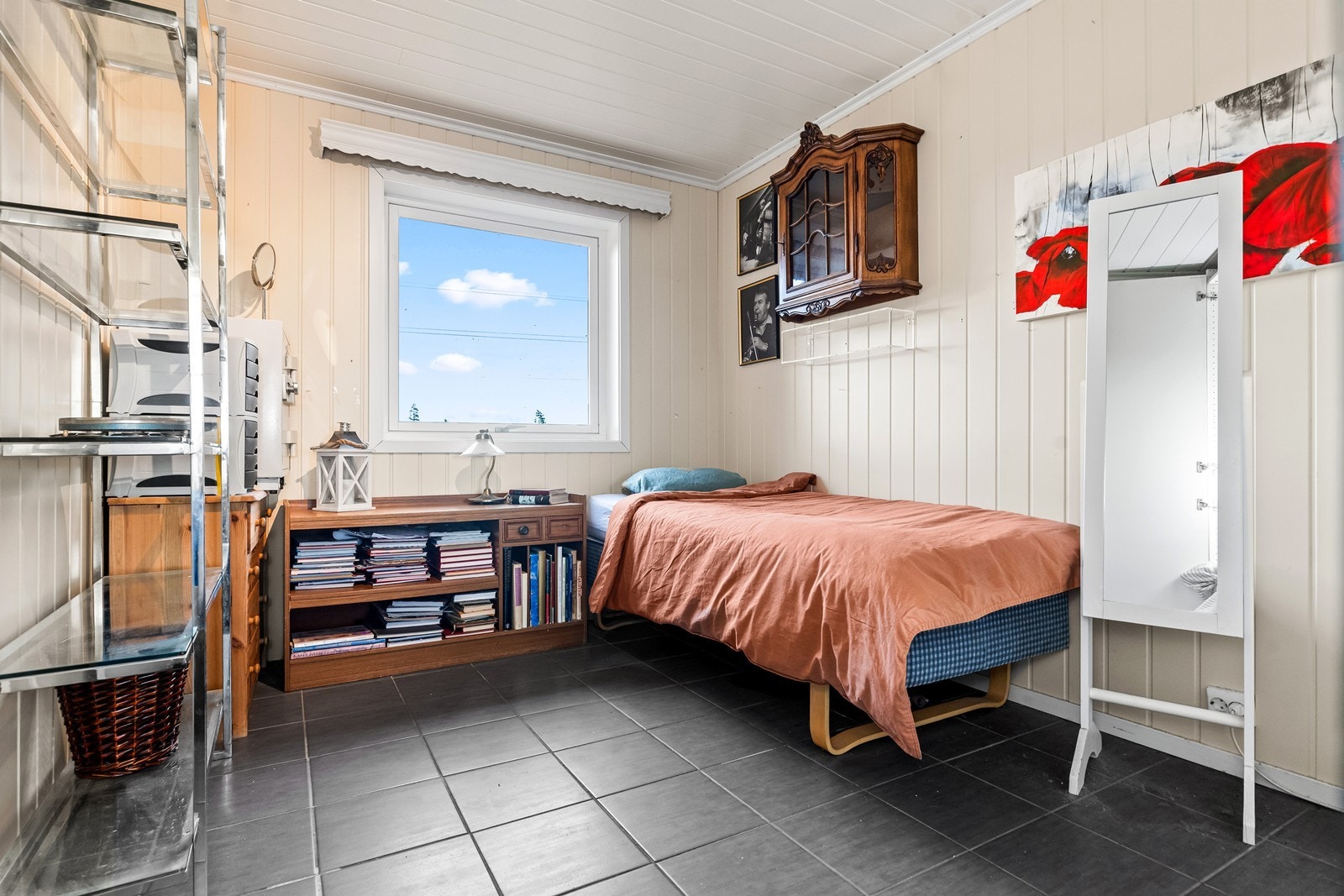 Boligen består av 3 soverom. Hvorav dette er beliggende i 1. etg. Galleribilde