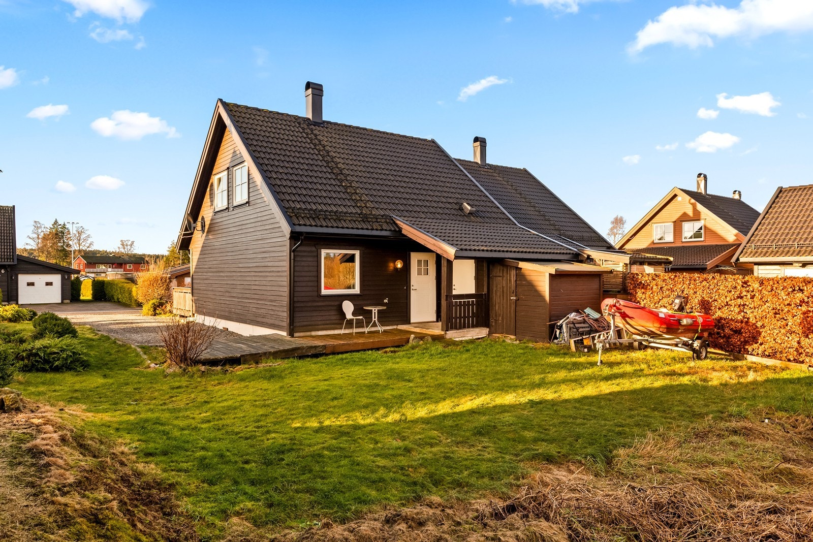 På baksiden av huset er det opparbeidet et usjenert uteområde Galleribilde