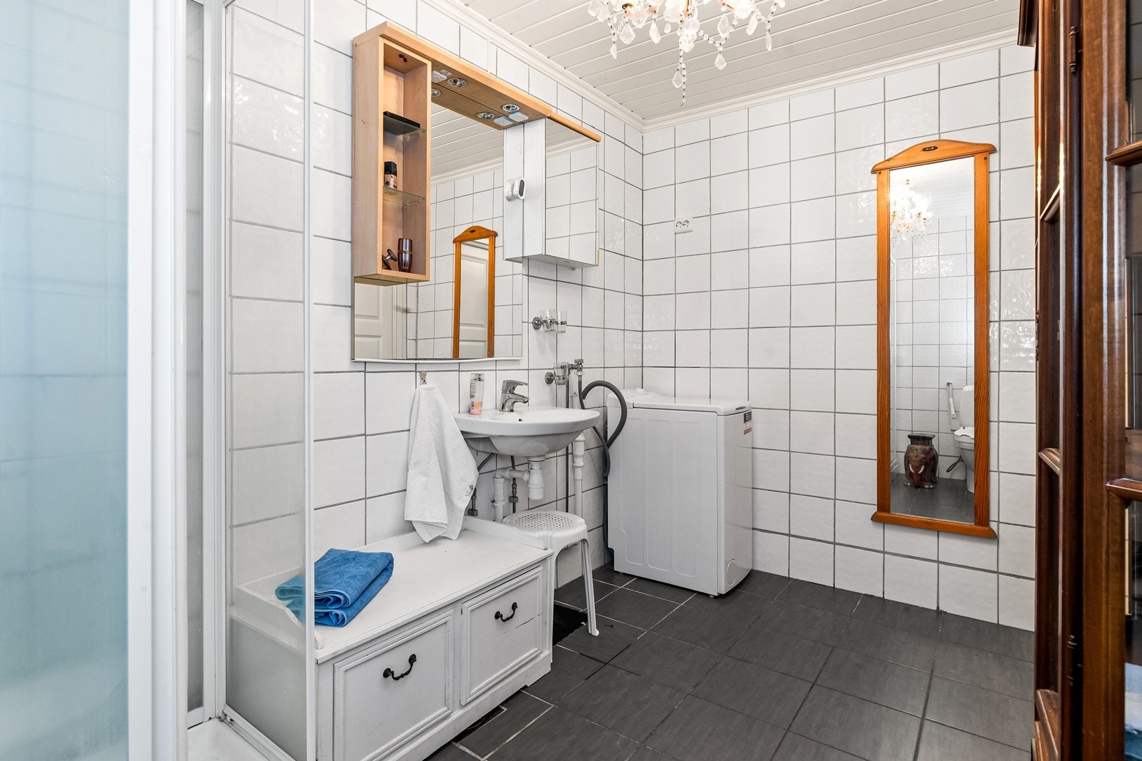 Badet har opplegg og plass til vaskemaskin, samt varmekabler i gulvet. Galleribilde