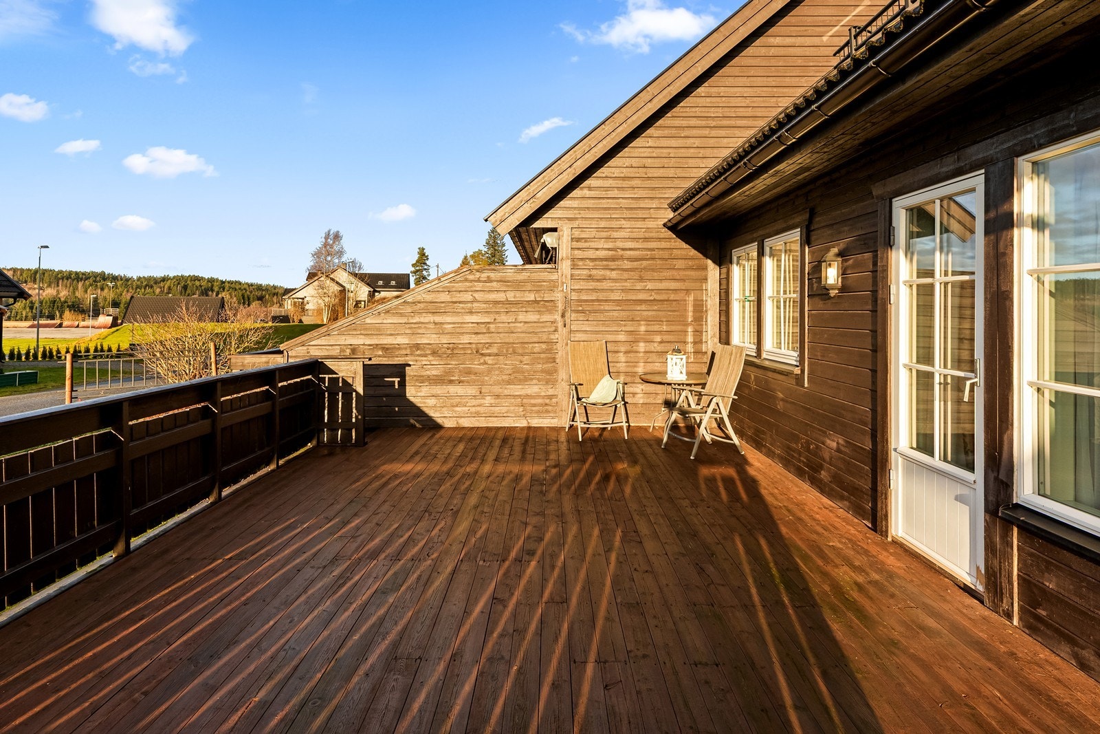 Stor, vestvendt terrasse på 33 kvm med tilgang fra stuen Galleribilde