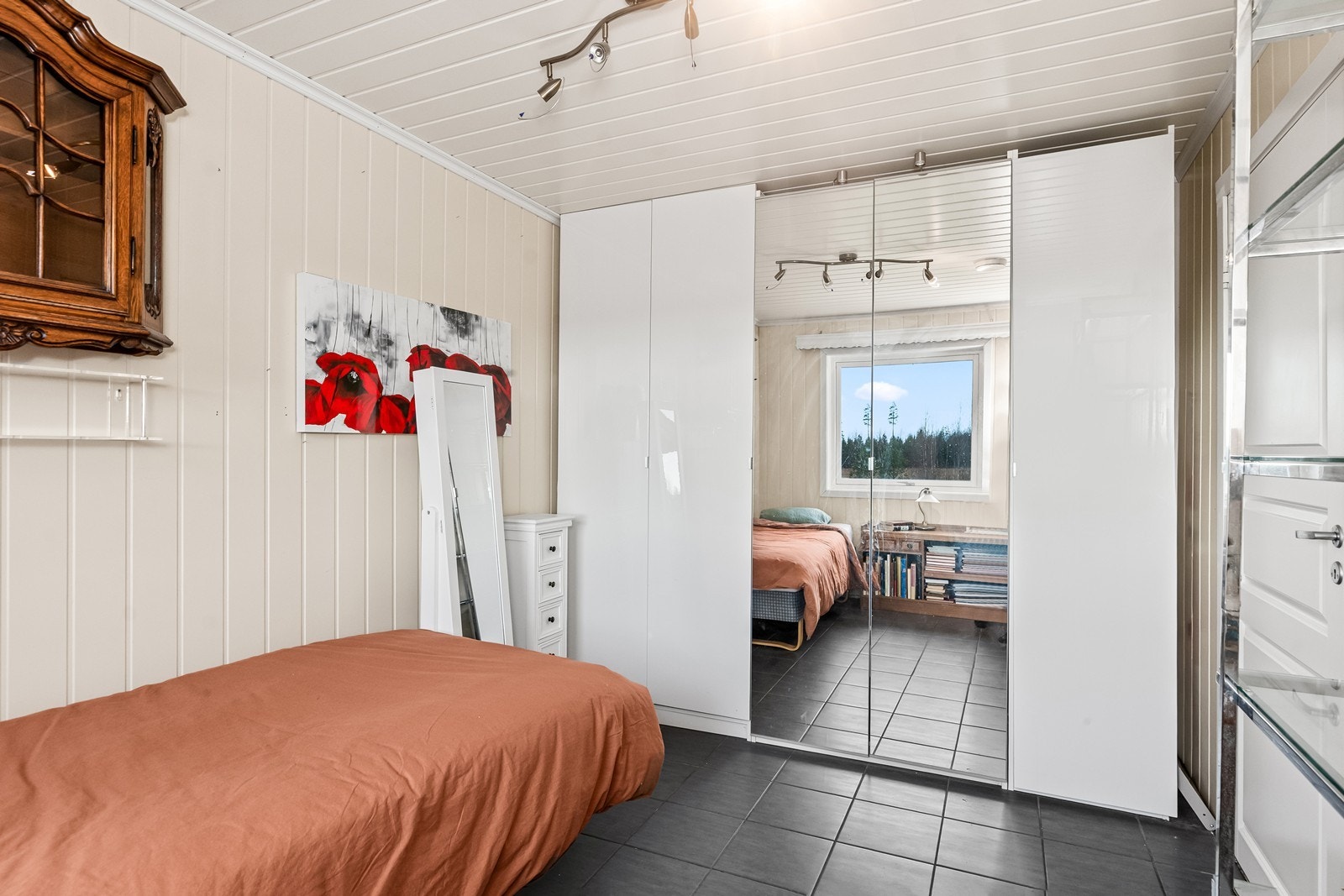 Soverommet er romslig med god plass til dobbeltseng og garderobeløsning Galleribilde