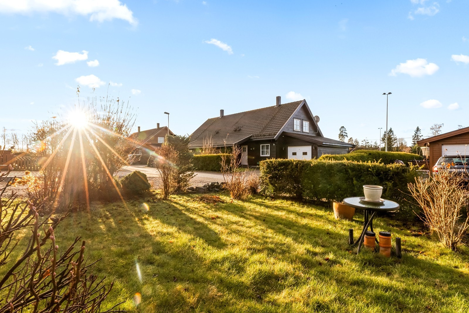 Tomten er opparbeidet med plen og diverse beplantning - perfekt for lek og hageprosjekter Galleribilde