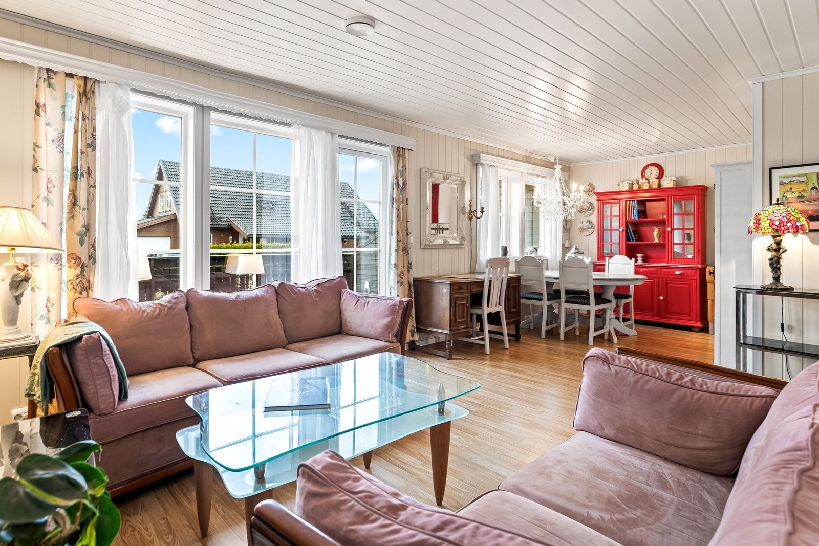 Stuen har en åpen og sosial løsning mot kjøkkenet Galleribilde