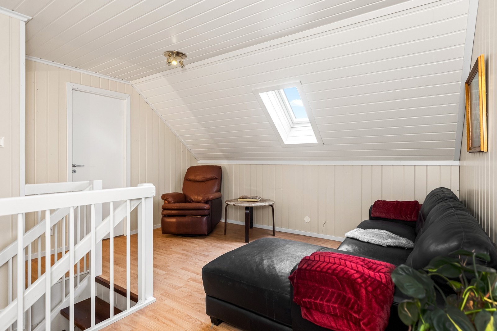 I 2. etasje finner du en praktisk og koselige loftsstue - et fleksibelt rom for hele familien Galleribilde