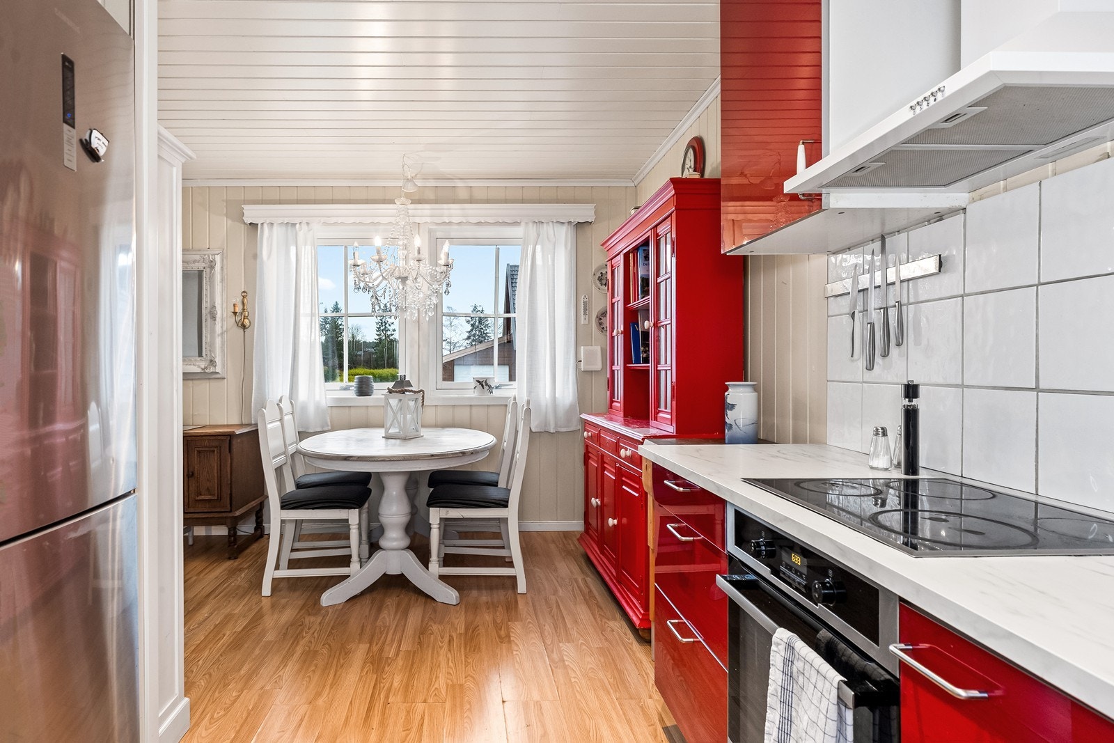 Innredningen er utstyrt med integrert komfyr og platetopp Galleribilde