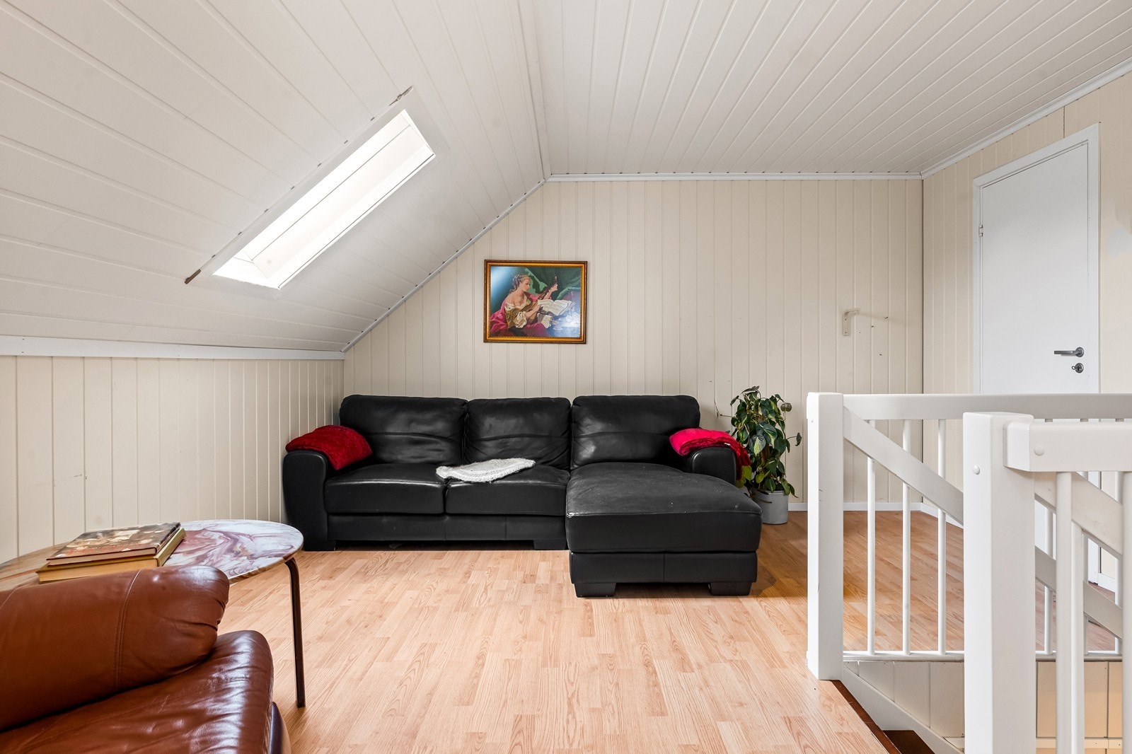 Praktisk bod i tilknytning til loftsstuen - perfekt for ekstra oppbevaring eller som walk-in closet Galleribilde