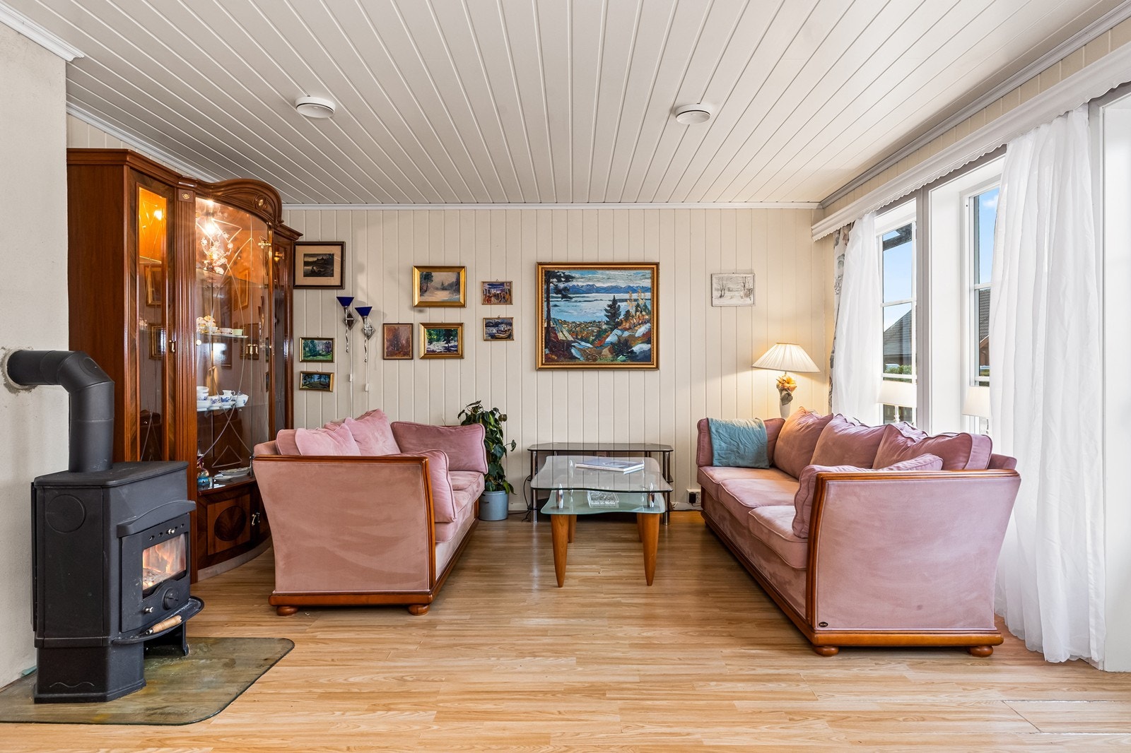Stuen har peis som gir varme og en lun atmosfære. I tillegg er det varmekabler i gulvene i 1. etg. Galleribilde