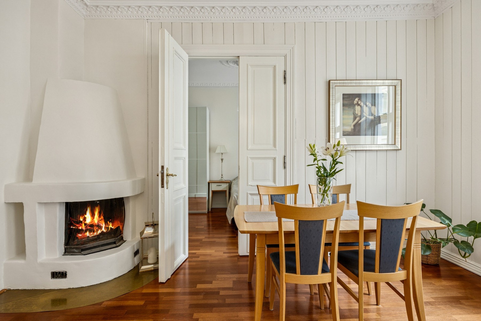 I stuen finner du en peis som sørger for ekstra hygge og varme på kalde dager.
Leiligheten har vakre, klassiske elementer som rosett, stukkatur og doble fløydører. Galleribilde