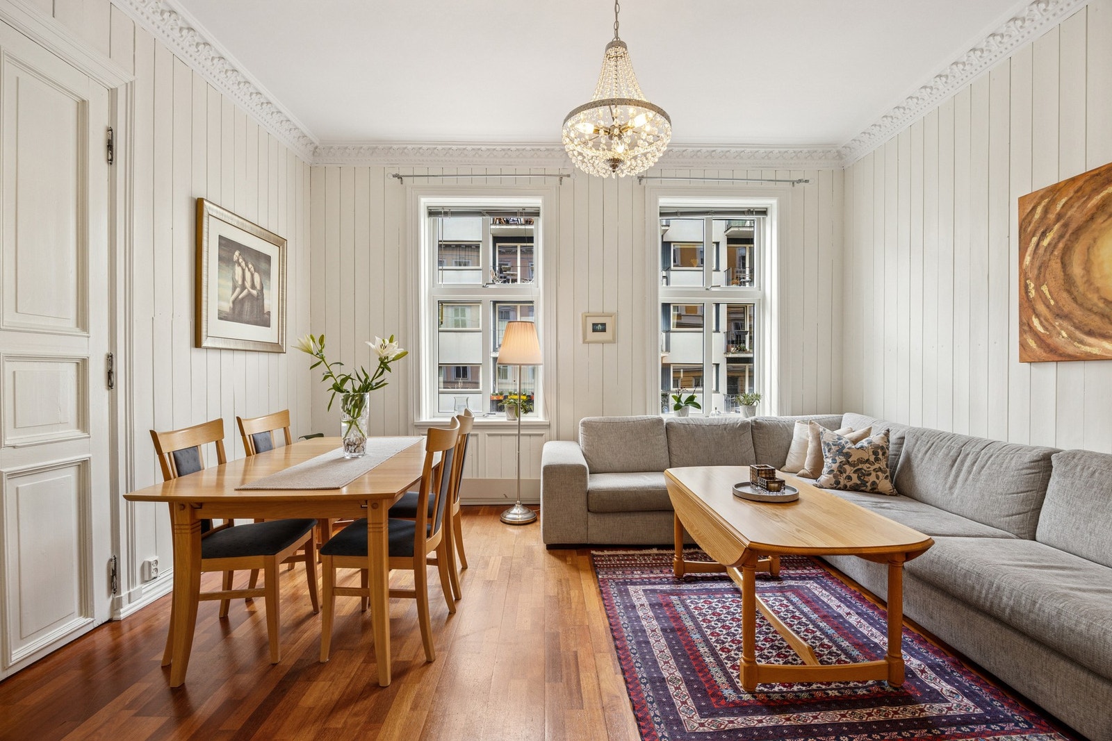 Stor og luftig stue med plass til både sofagruppe og spisebord. Rommet har en god romfølelse med
takhøyde på ca. 3,07 meter. Galleribilde