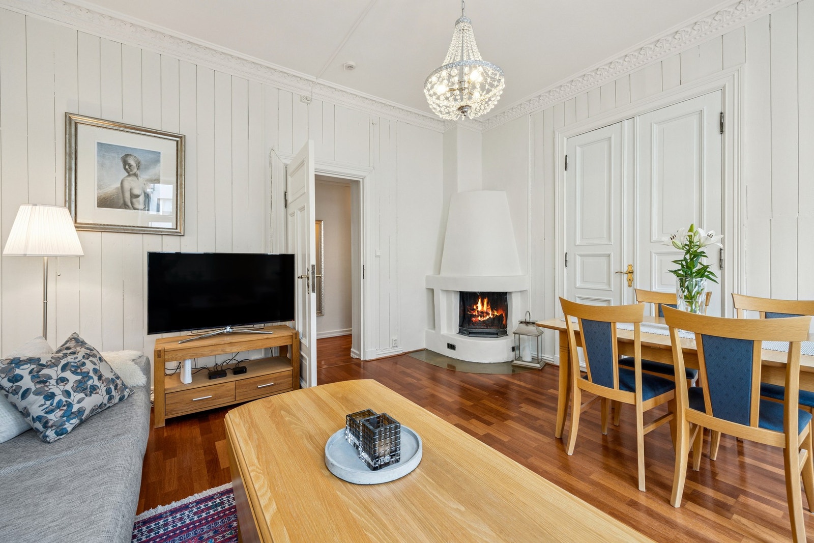 Dette er en klassisk og lys 3-roms selveierleilighet beliggende i 2. etasje i flott bygård fra 1892. Galleribilde