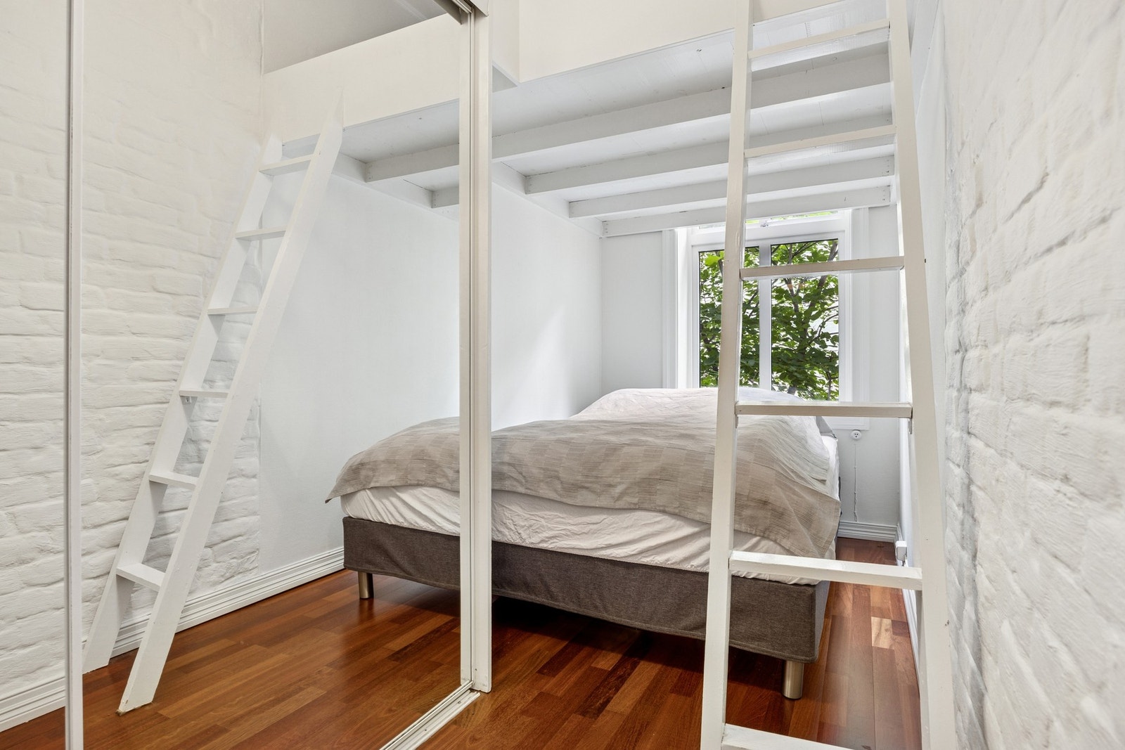 Det andre soverommet har en praktisk sengehems i trekonstruksjon. Galleribilde