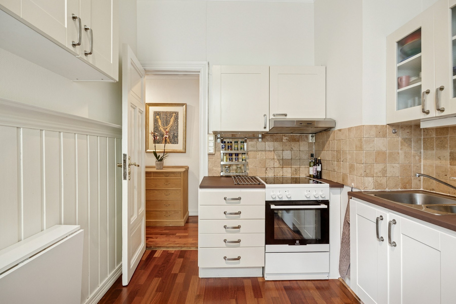 Kjøkkenet er lyst og tidløst. Galleribilde