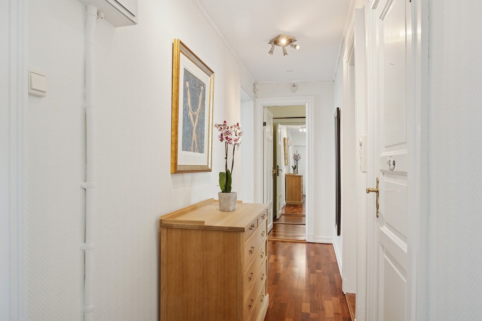 Du ønskes velkommen inn i en hyggelig entré med plass til oppbevaring av klær og yttertøy. Galleribilde