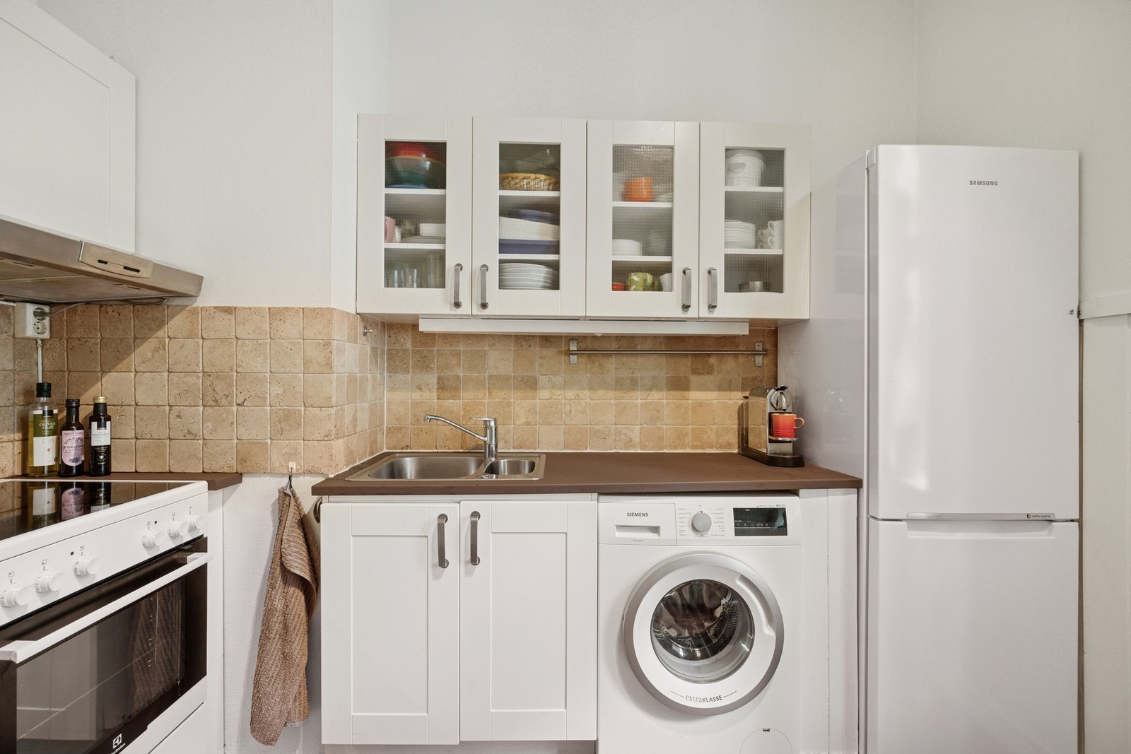 Hvitevarer består av komfyr, vaskemaskin og kjøleskap med frys. Galleribilde