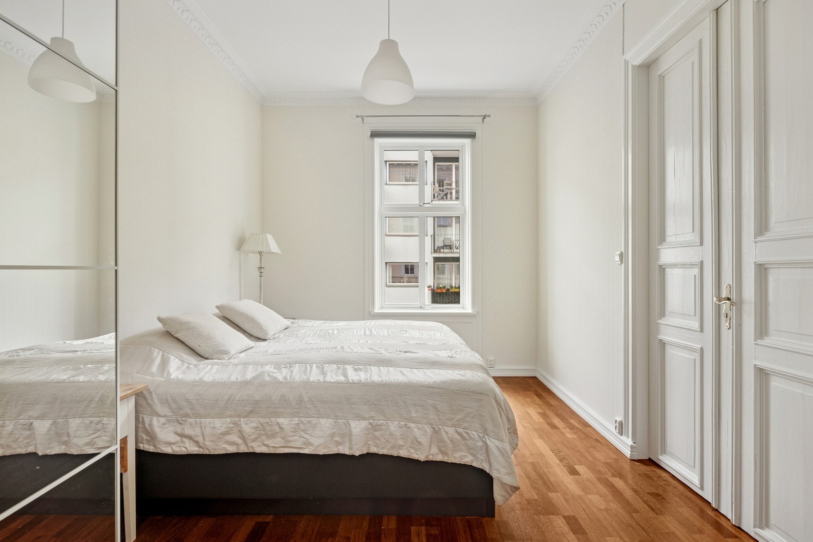 Leiligheten har to soverom.
Hovedsoverommet er av god størrelse med plass til dobbeltseng, tilhørende nattbord og garderobeløsning. Galleribilde