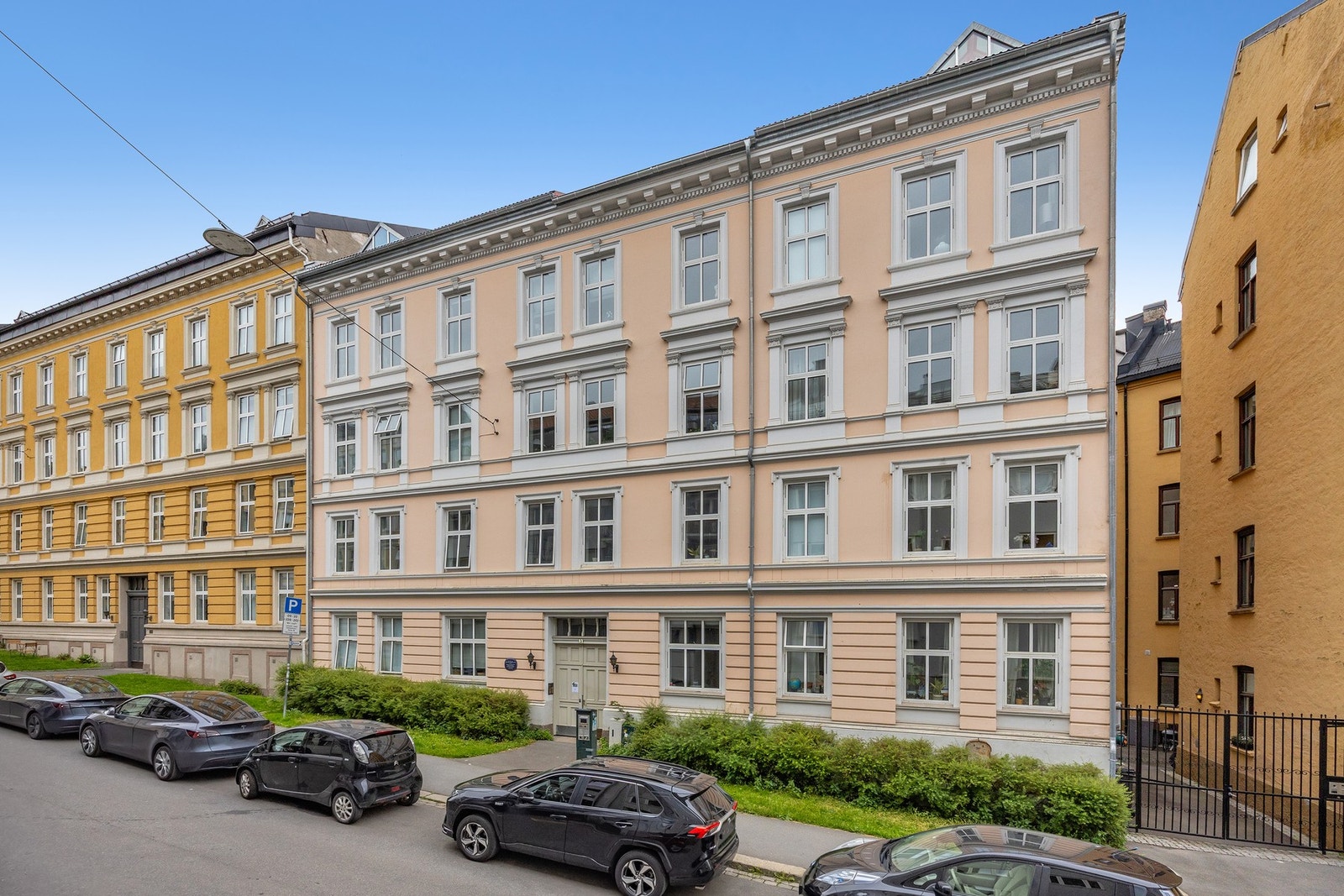 Nydelig bygård som ligger attraktivt til i Stensgata. Her bor du supersentralt, men likevel stille og tilbaketrukket. Galleribilde