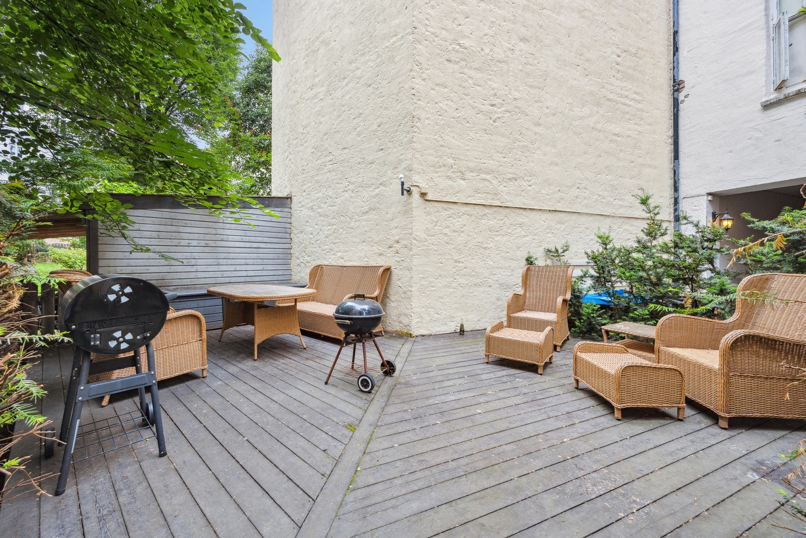 Pent opparbeidet felles tomt. Et stille og rolig uteområde. Galleribilde