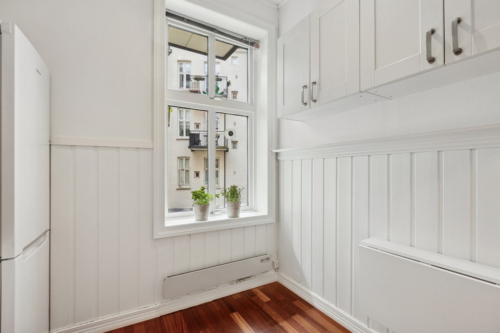 Flere av leilighetene i oppgangen har etablert balkong ut fra dette rommet. Galleribilde