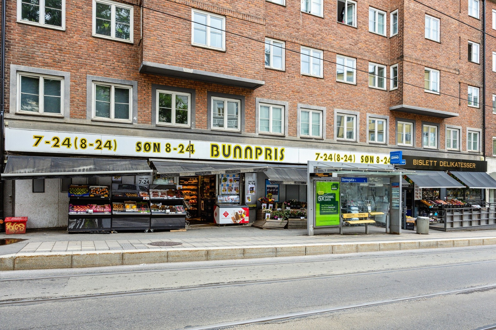 Området har flere hyggelige spisesteder og butikker, og god offentlig kommunikasjon med både trikk og
buss i nærheten. Her avbildet med søndagsåpen Bunnpris. Galleribilde