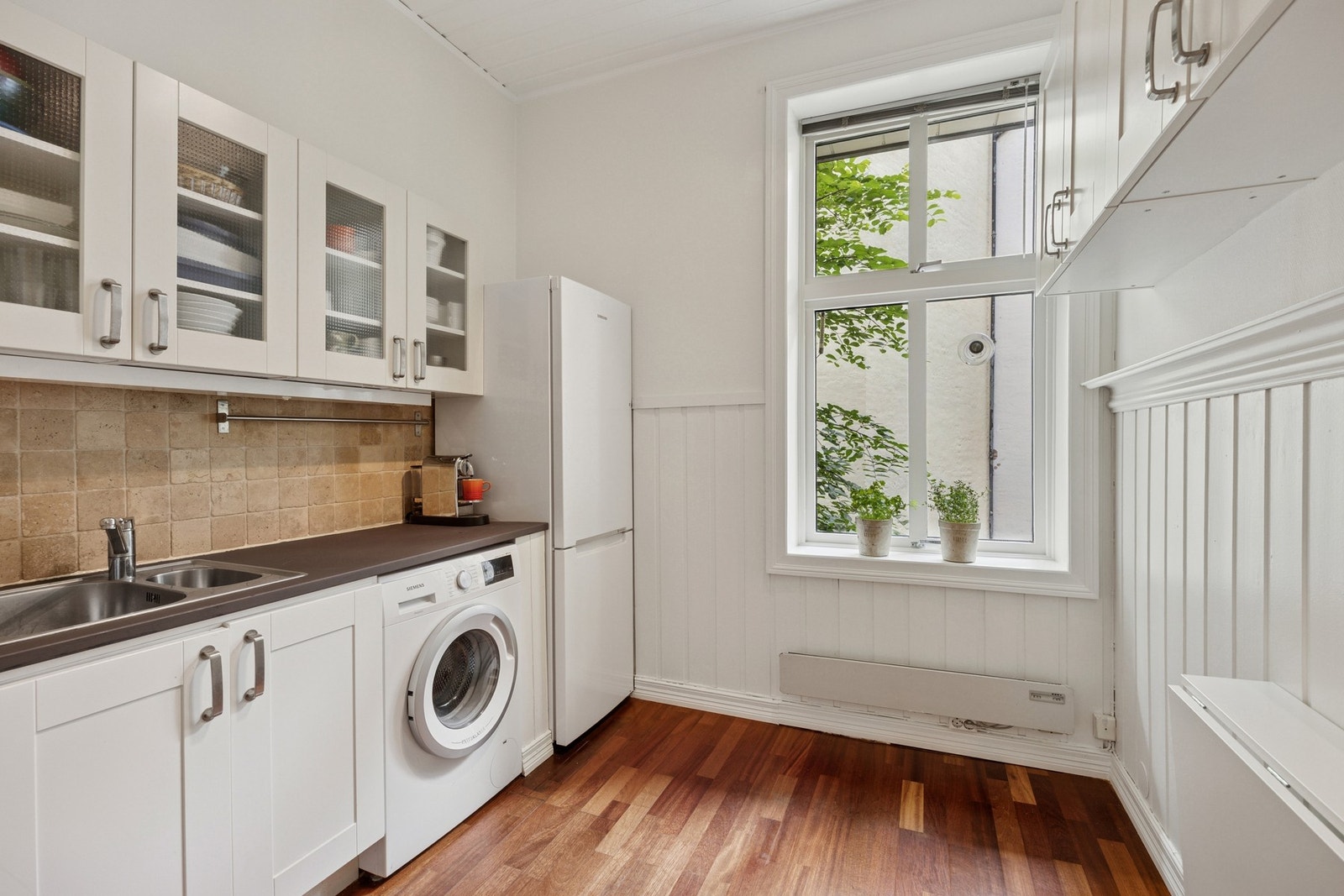 Romslig kjøkken beliggende i eget rom. Opplegg for vaskemaskin. Galleribilde