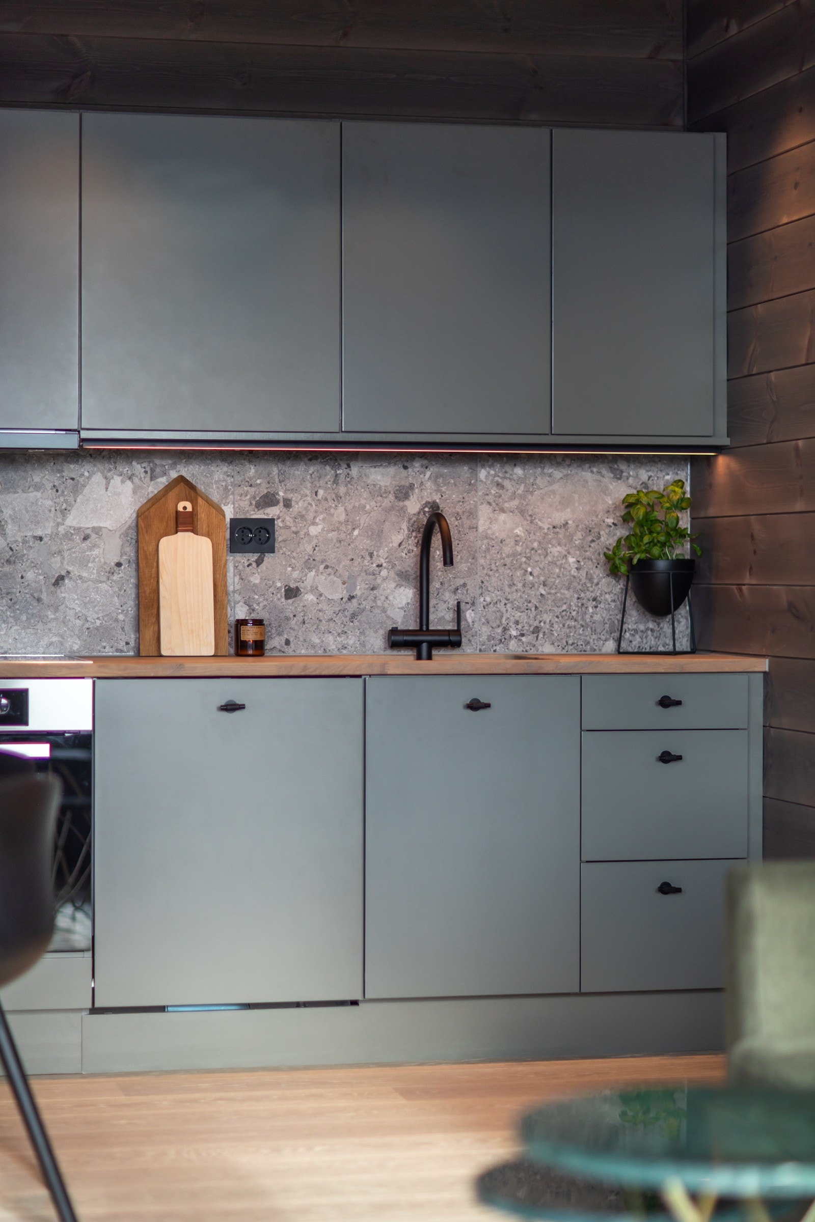 Kjøkkeninnredning av god kvalitet, fronter i lun og pen farge Galleribilde