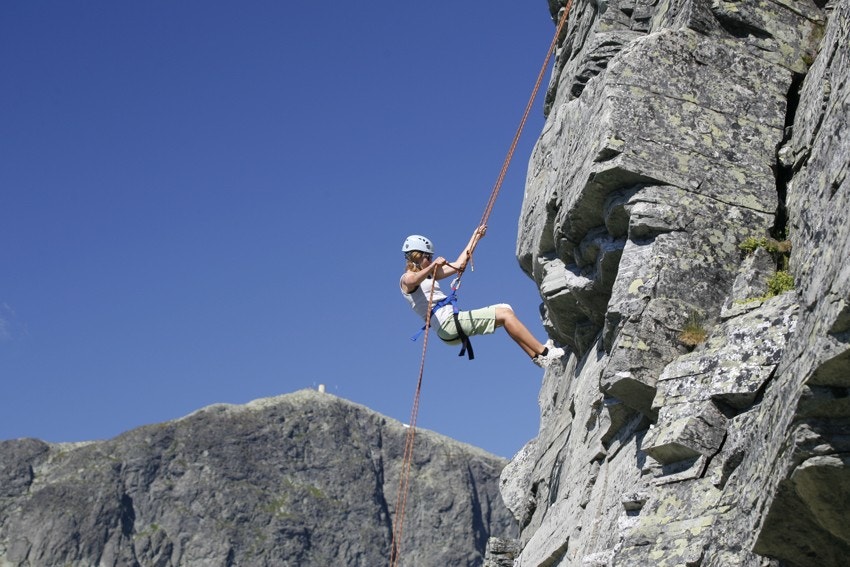 Ca. 12 km fra Beitostølen ligger Synshorn Via Ferrata, erfarne guider tar deg trygt og sikkert opp den bratte fjellsiden Galleribilde