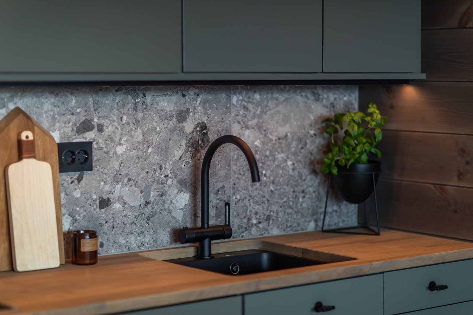 Benkeplate i heltre, underlimt vask i sort. Fliser mellom over- og underskap Galleribilde