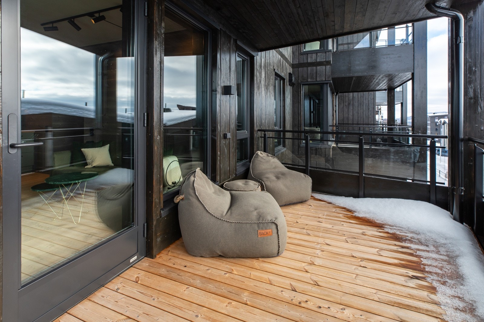 Terrasse med god plass til utemøbler Galleribilde