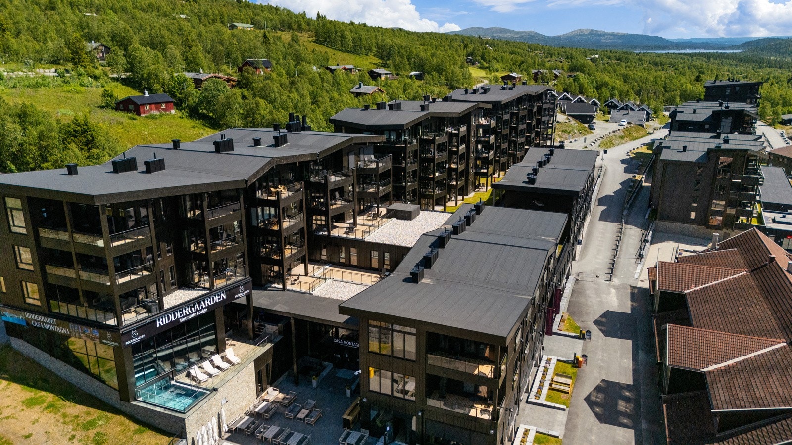 Området rundt Riddergaarden er barnevennlig og fint. Riddergaarden har også en spillarkade med ulike spill og aktiviteter. På taket av Spar er det et hyggelig område med gressplen og lekeapparater. Her er det fint å ta med piknik. Galleribilde