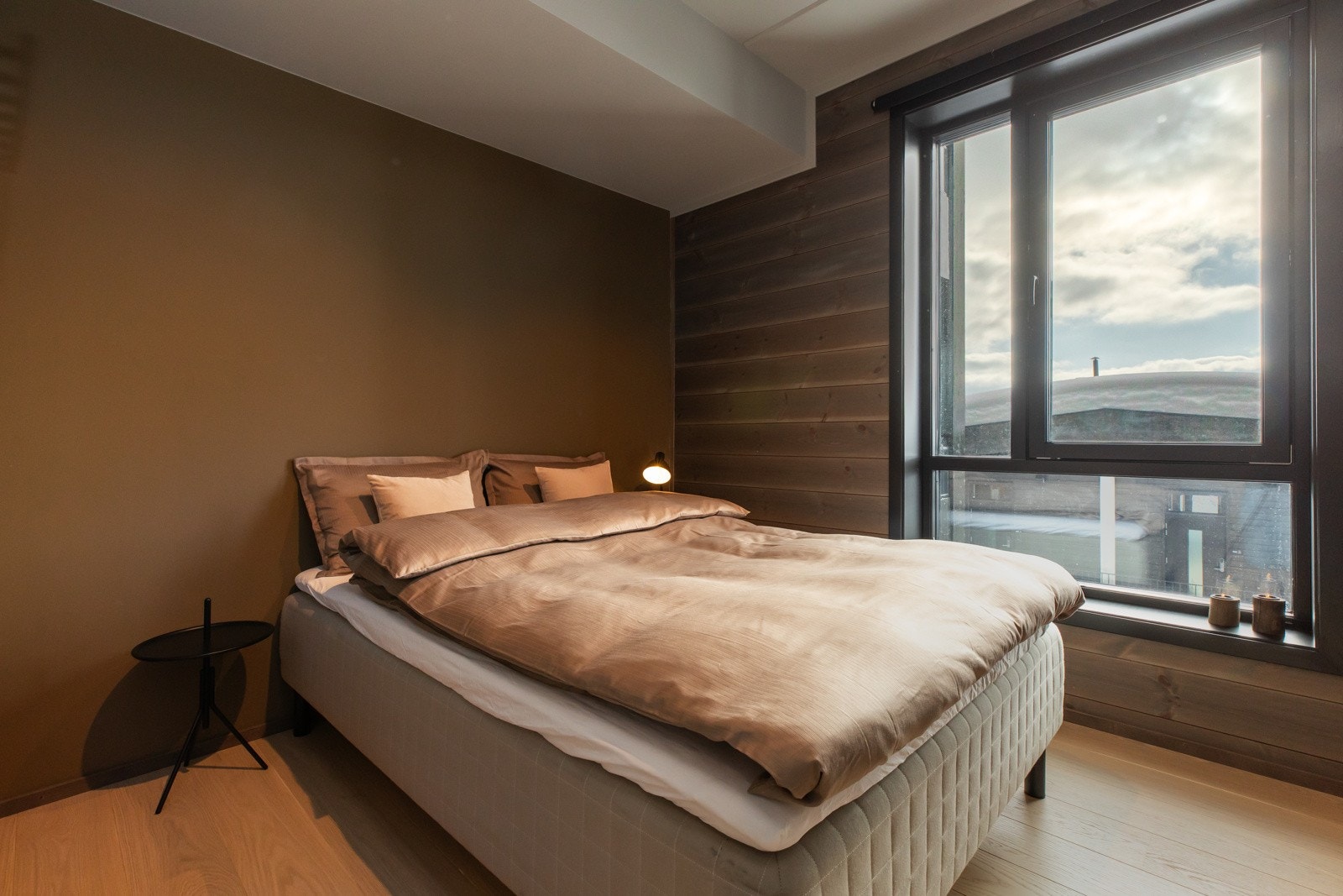 Det andre har plass til dobbeltseng og skap Galleribilde