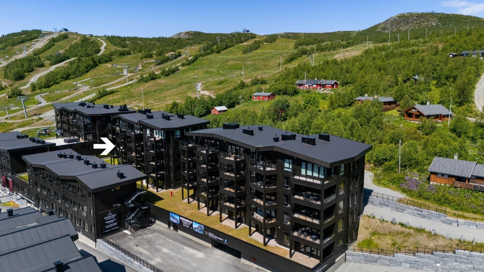 Leiligheten ligger på plan 5 i det midterste bygget (Bygg B). Meget sentral beliggenhet med gangavstand til restauranter, butikker, alpinbakke og alt annet Beitostølen har å by på Galleribilde