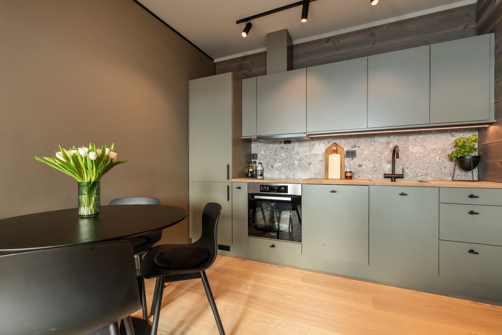 Plass til spisebord og sofagruppe av mindre omfang Galleribilde