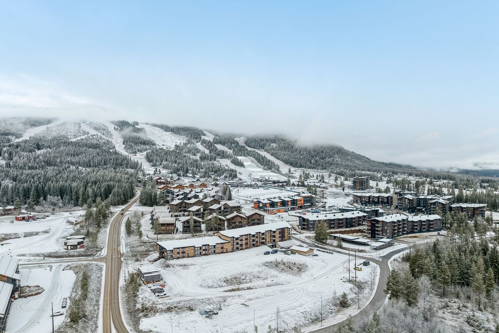 Lange, brede og velpreparerte bakker, morsomme arenaer og store barneområder. I Norges største og mest populære alpinanlegg trives hele familien, også de mest kresne skikjørerne. Galleribilde