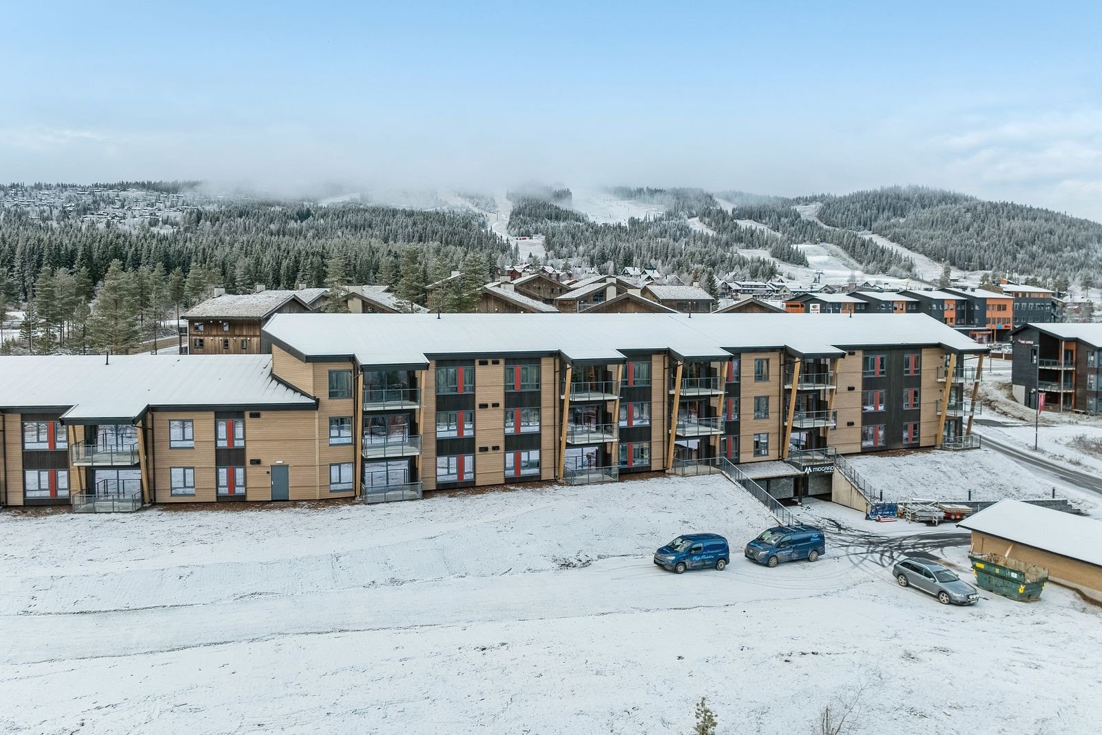 Strøken og ferdig møblert 3-roms fritidsleilighet med gode leieinntekter. Leiligheten er nylig ferdigstilt og har balkong nr. 2 til venstre for nedkjøring til garasjeanlegget. Galleribilde