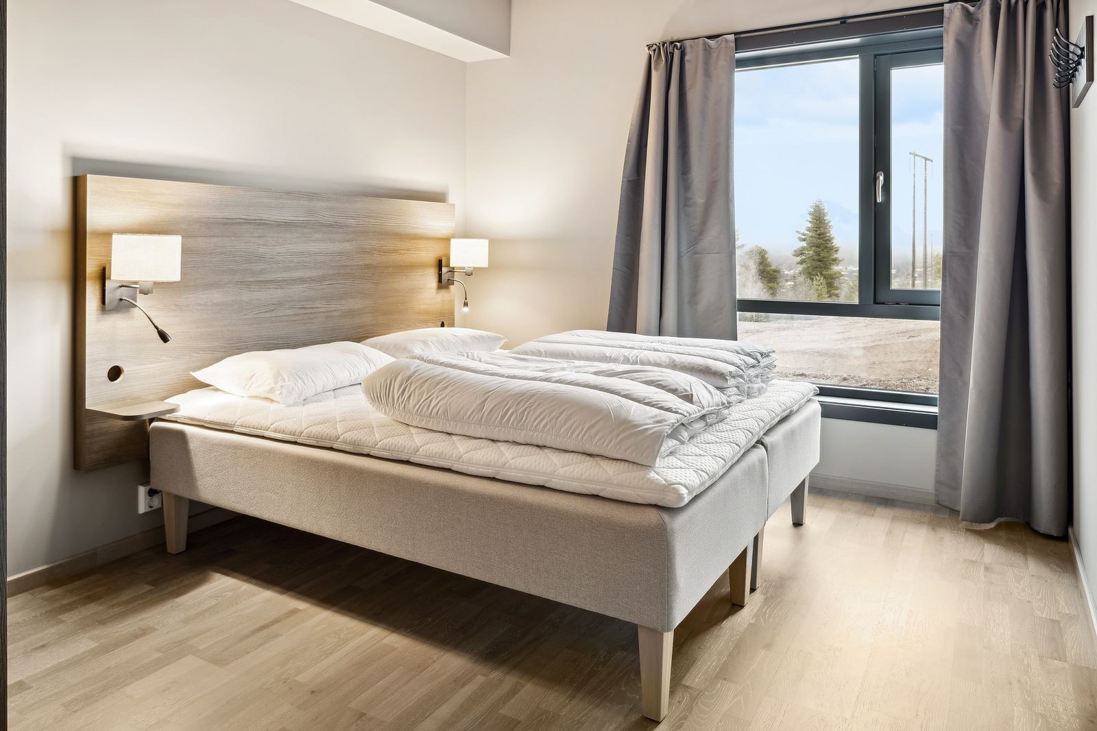 Hovedsoverom innredet med dobbeltseng med sengegavl m/belysning. Galleribilde