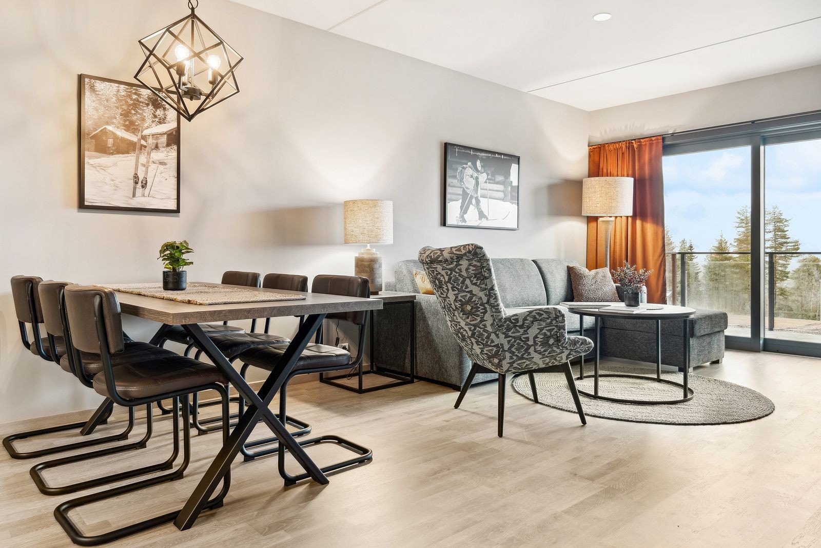 Kjøkken og stue ligger i en sosial og åpen løsning. Stuen er møbleringsvennlig med plass til spisestue og sofakrok for Tv-titting. Galleribilde