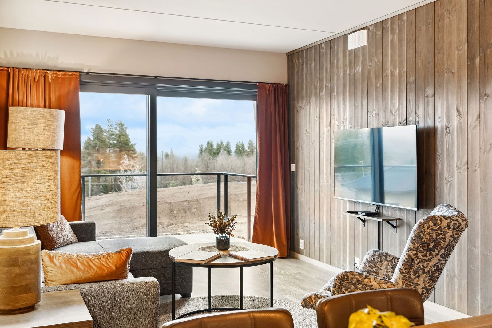 Fra stuen er det utgang til en østvendt balkong med glassfasade. Galleribilde