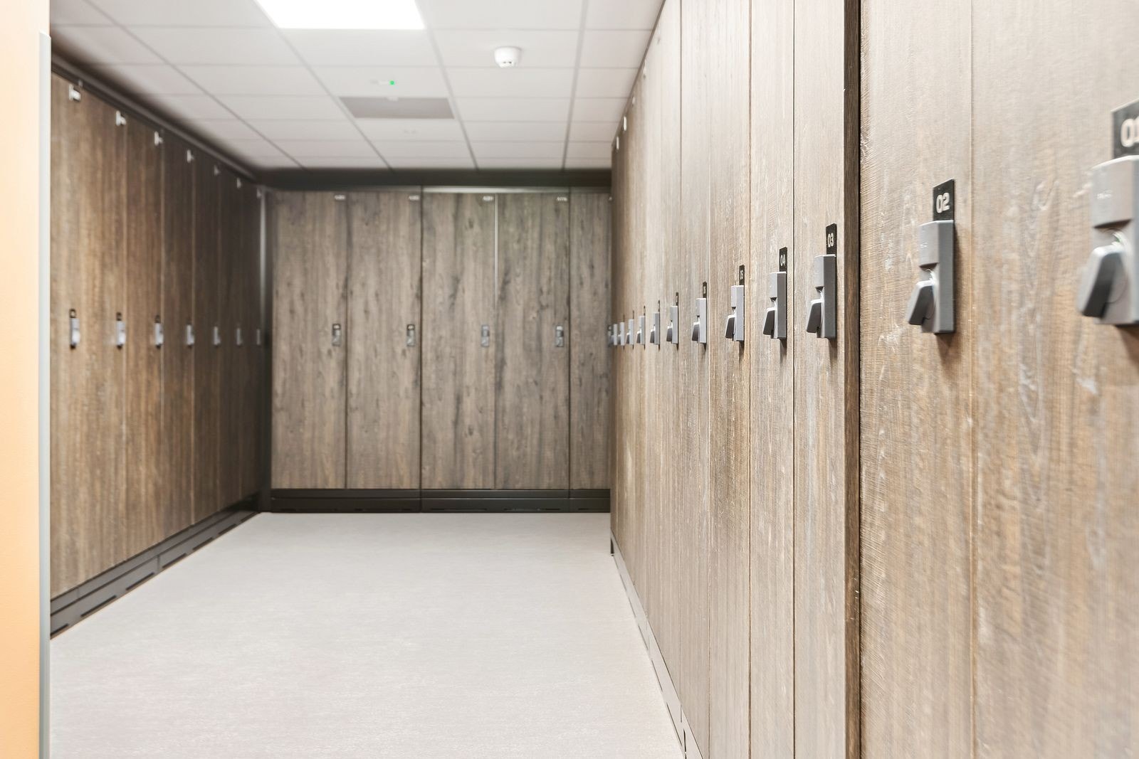 Skirom med skiskap til hver leilighet. Det er felles smørerom med inngang fra skirom. Galleribilde