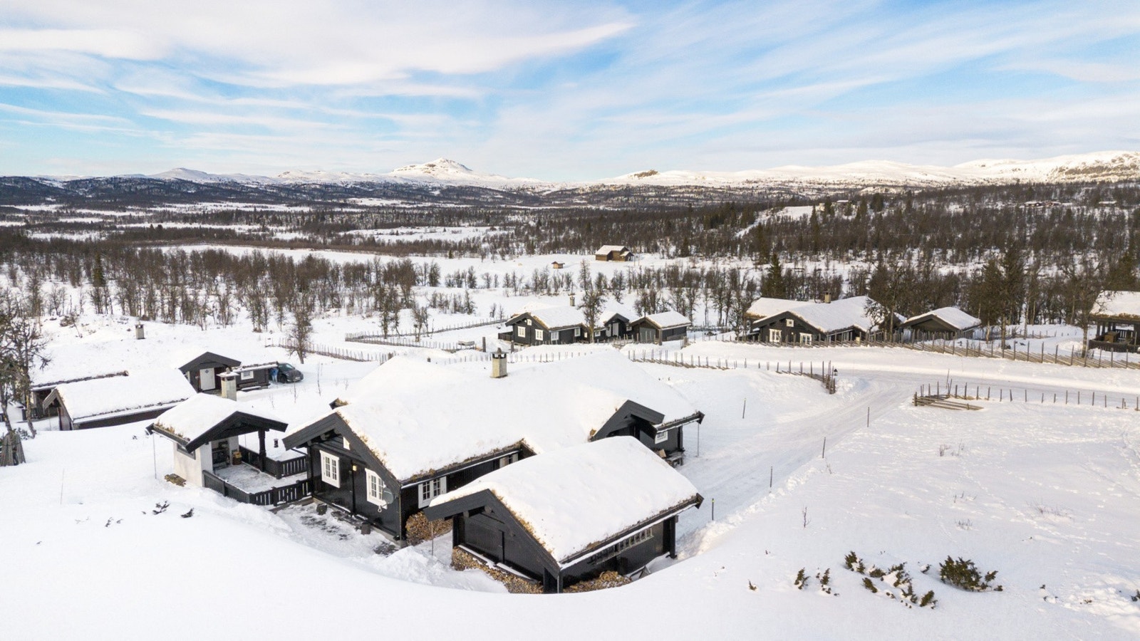 Hytta og garasjen fra 2016 byr på en gjennomført standard med flotte detaljer, en romslig og praktisk planløsning samt en fantastisk utsikt over fjellandskapet Galleribilde