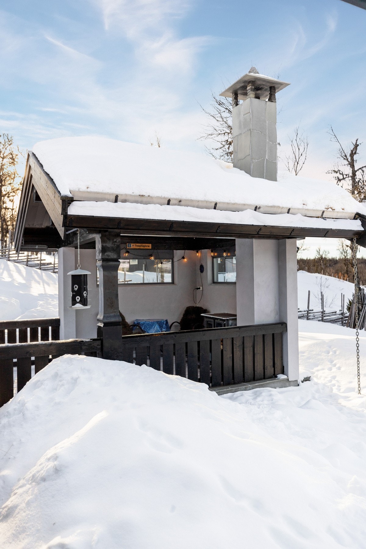 Ovnshuset i ene enden av terrassen gir en lun og skjermet uteplass året rundt, hvor du kan nyte den friske fjelluften uansett værforhold Galleribilde