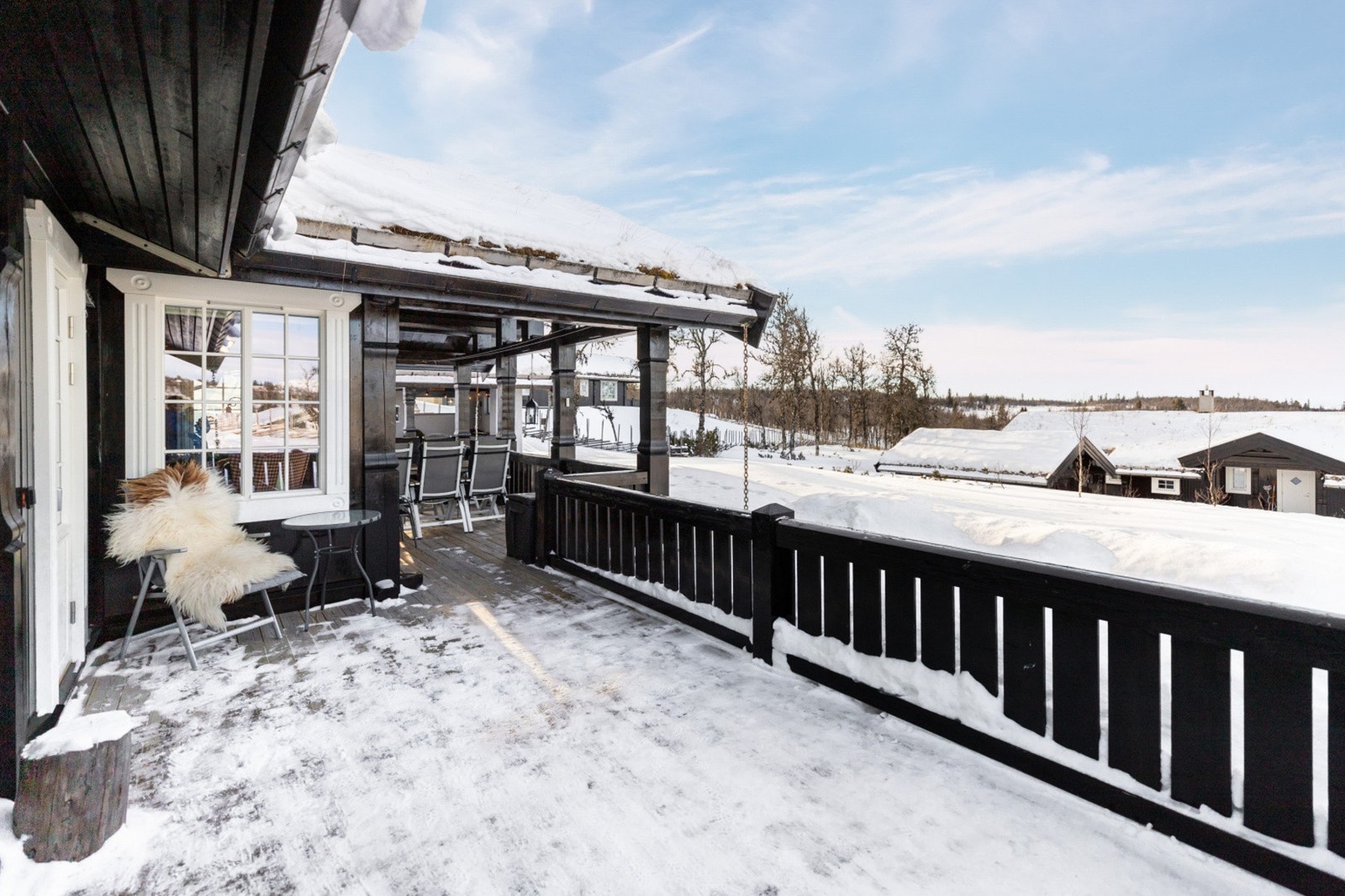 God plass til utemøbler og grill, noe som gjør den til et naturlig samlingspunkt for hyggelige stunder med familie og venner Galleribilde