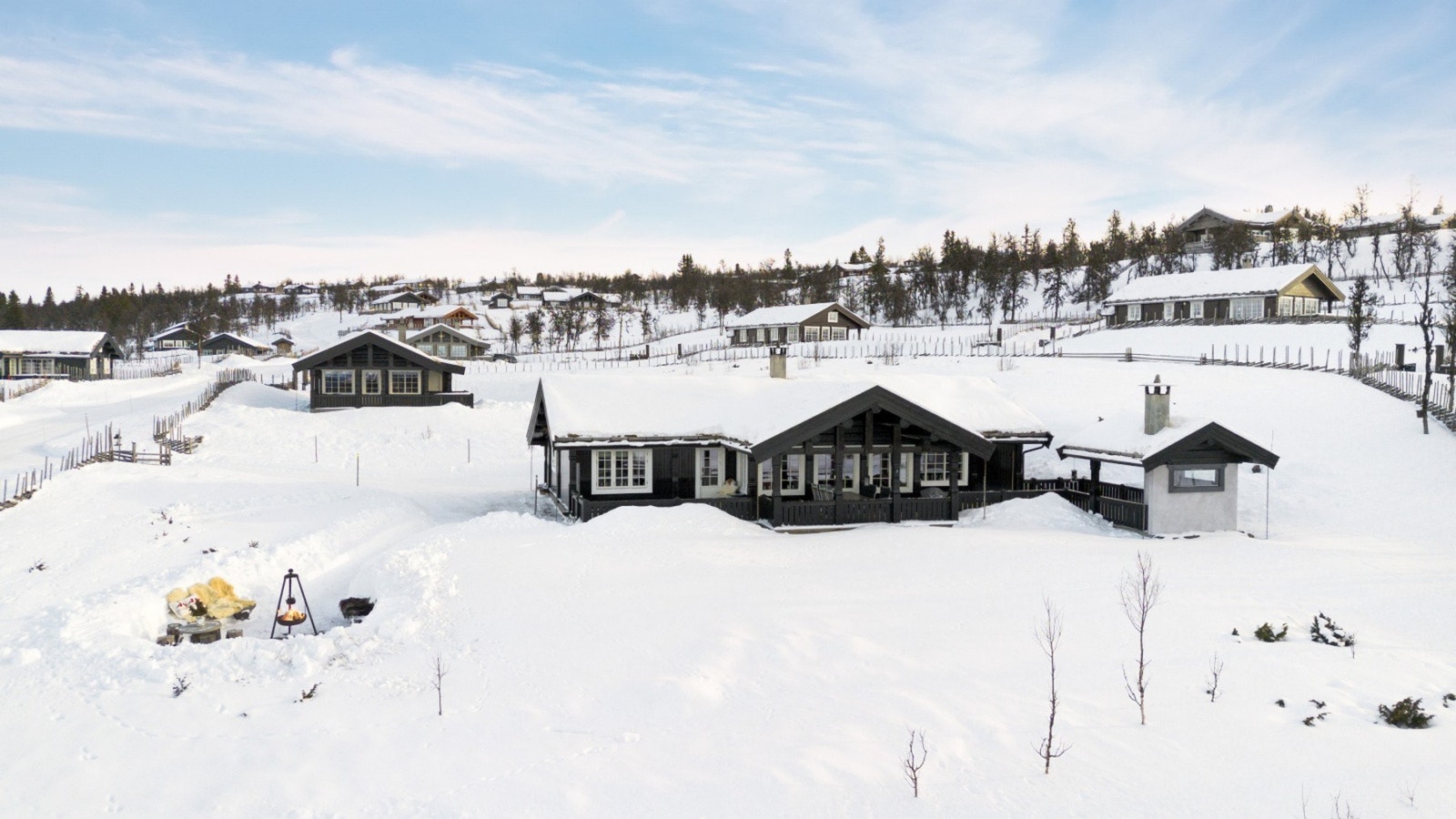 Med gode solforhold og nærhet til både skiløyper og turstier, er dette et perfekt sted for rekreasjon og naturopplevelser året rundt Galleribilde